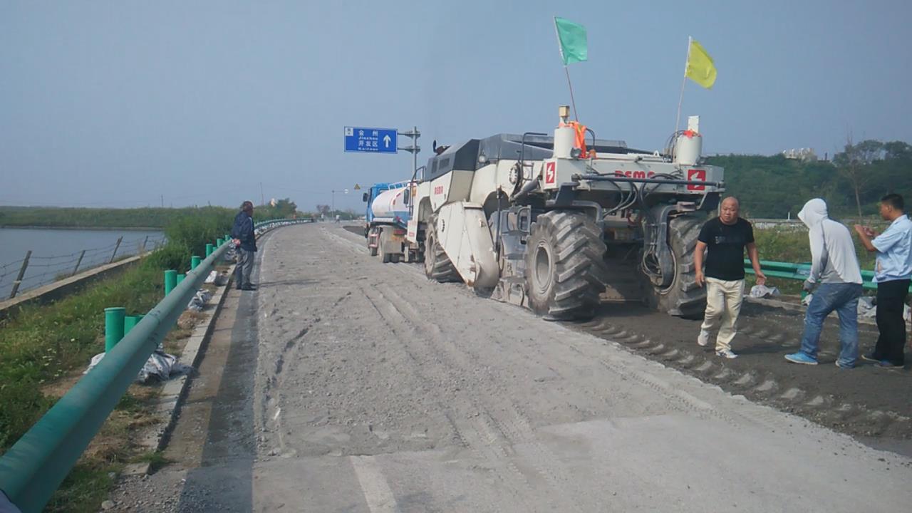 RZ2300，大連濱海公路冷再生施工